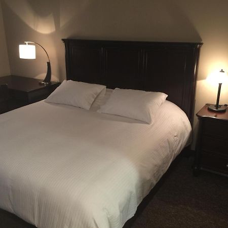 Jolly Giant Pub & Motel Willow Bunch 外观 照片