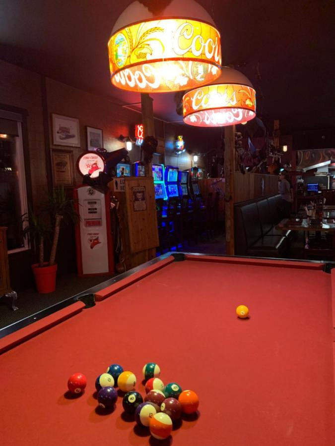 Jolly Giant Pub & Motel Willow Bunch 外观 照片