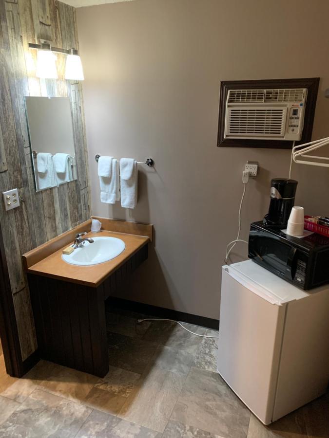 Jolly Giant Pub & Motel Willow Bunch 外观 照片