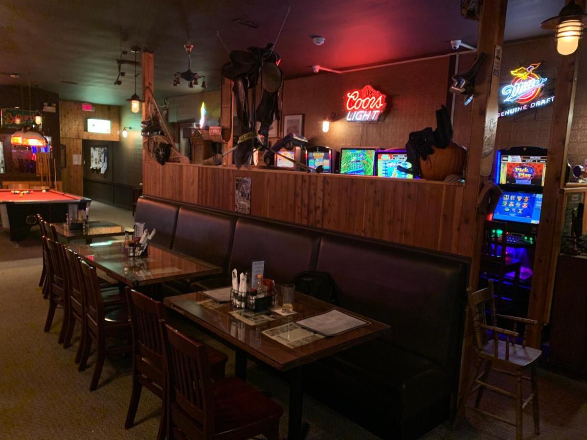 Jolly Giant Pub & Motel Willow Bunch 外观 照片