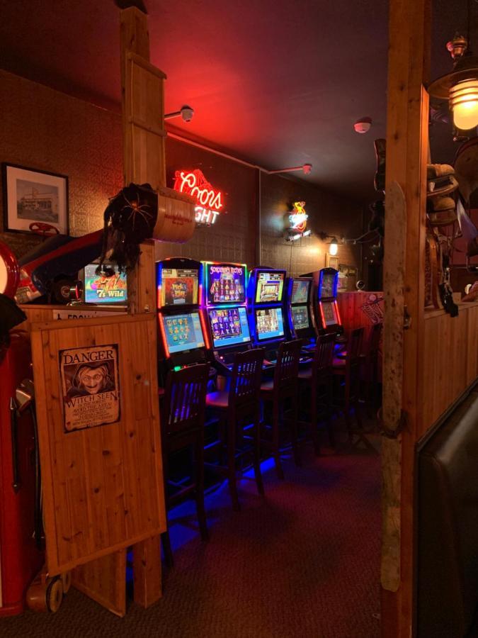 Jolly Giant Pub & Motel Willow Bunch 外观 照片
