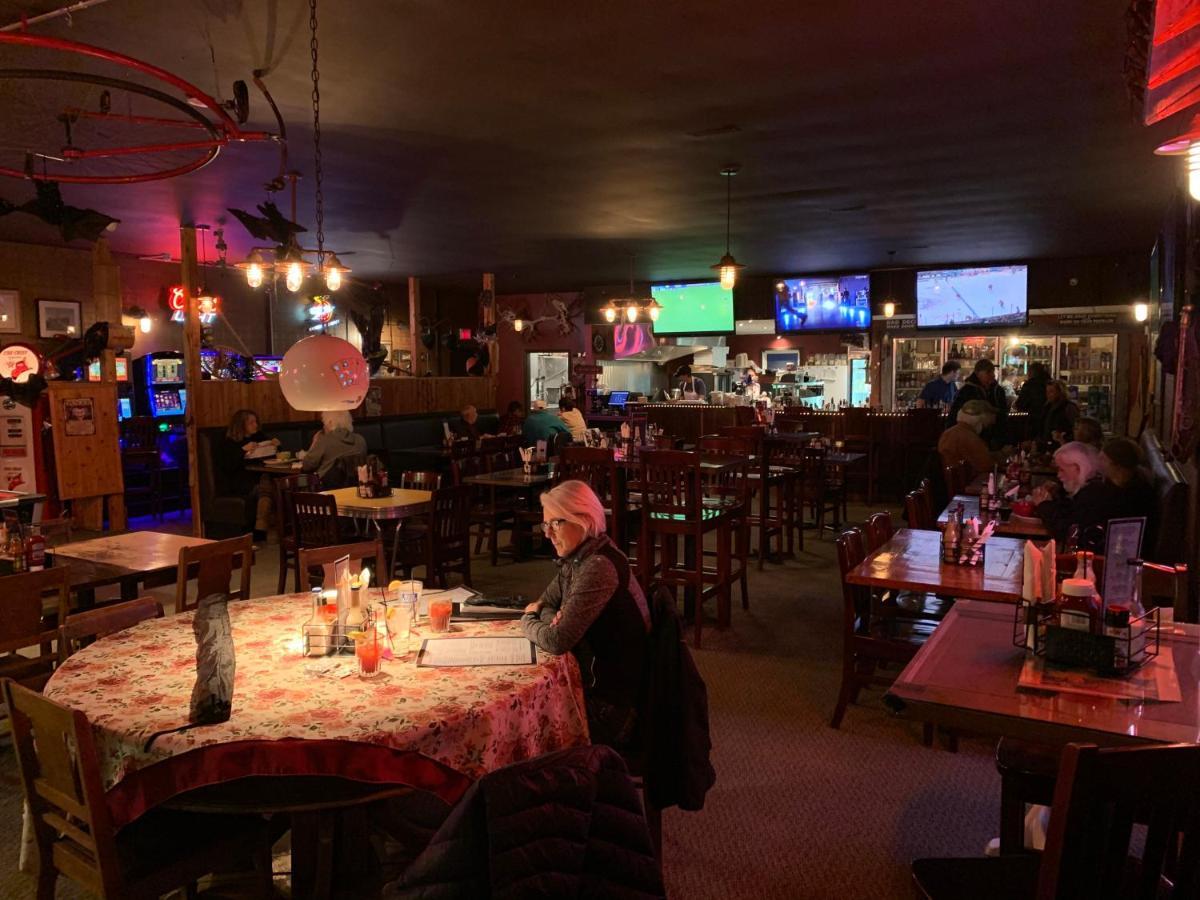 Jolly Giant Pub & Motel Willow Bunch 外观 照片